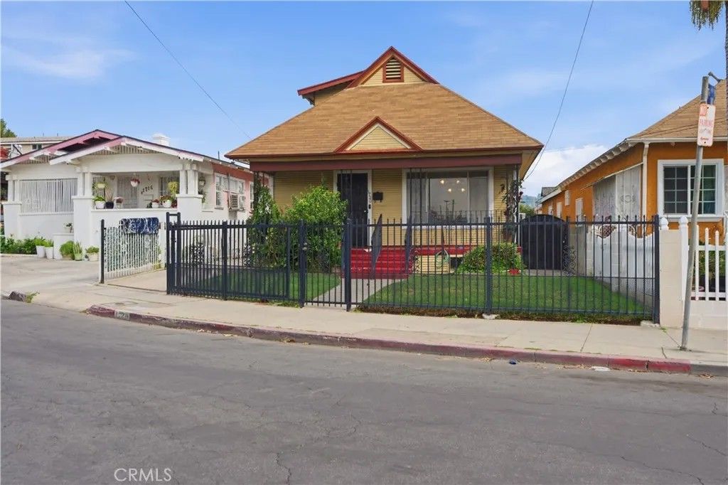 Photo of 1720 Orchard Ave, Los Angeles, CA 90006 (MLS # DW26039434)