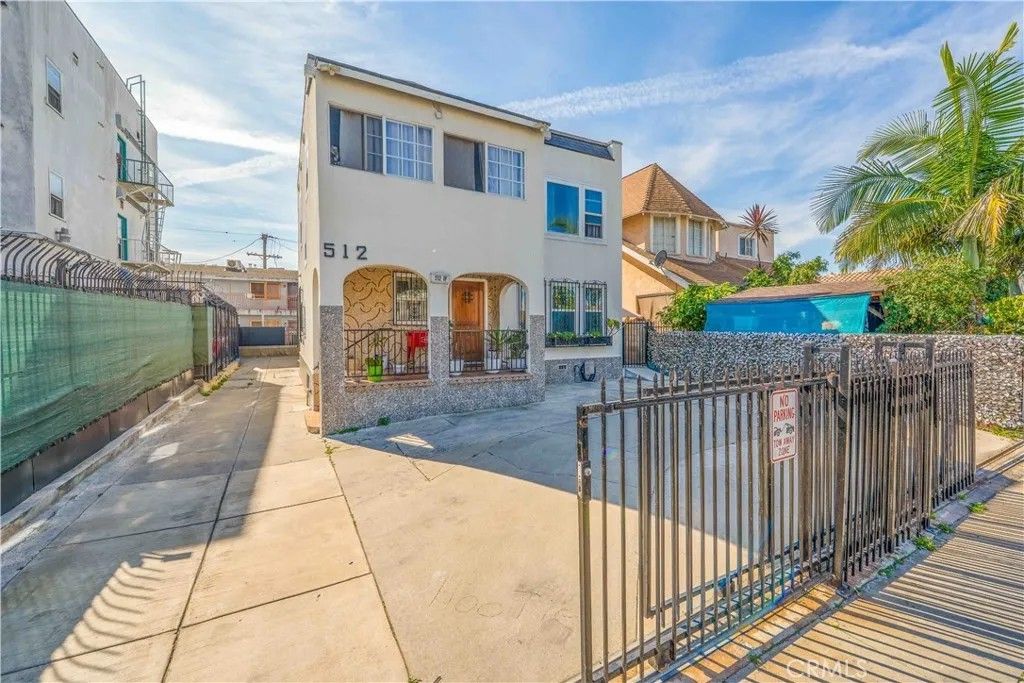 Photo of 512 W 41st Place, Los Angeles, CA 90037 (MLS # DW26032302)