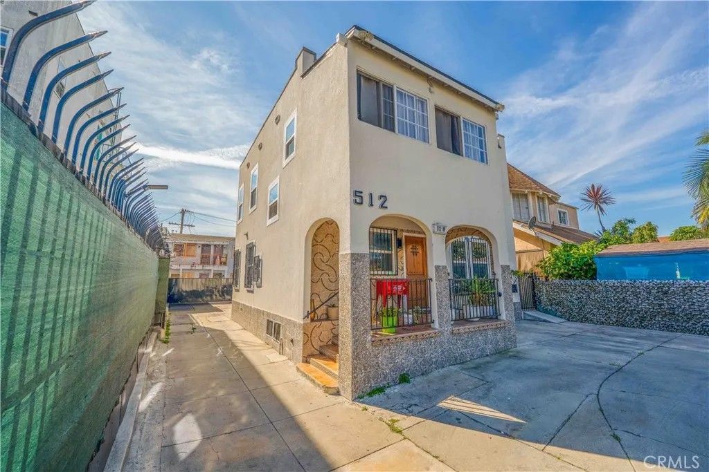 Photo of 512 W 41st Place, Los Angeles, CA 90037 (MLS # DW26032302)