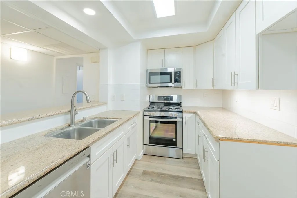 6275 Canoga 61