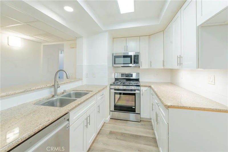 6275 Canoga 61