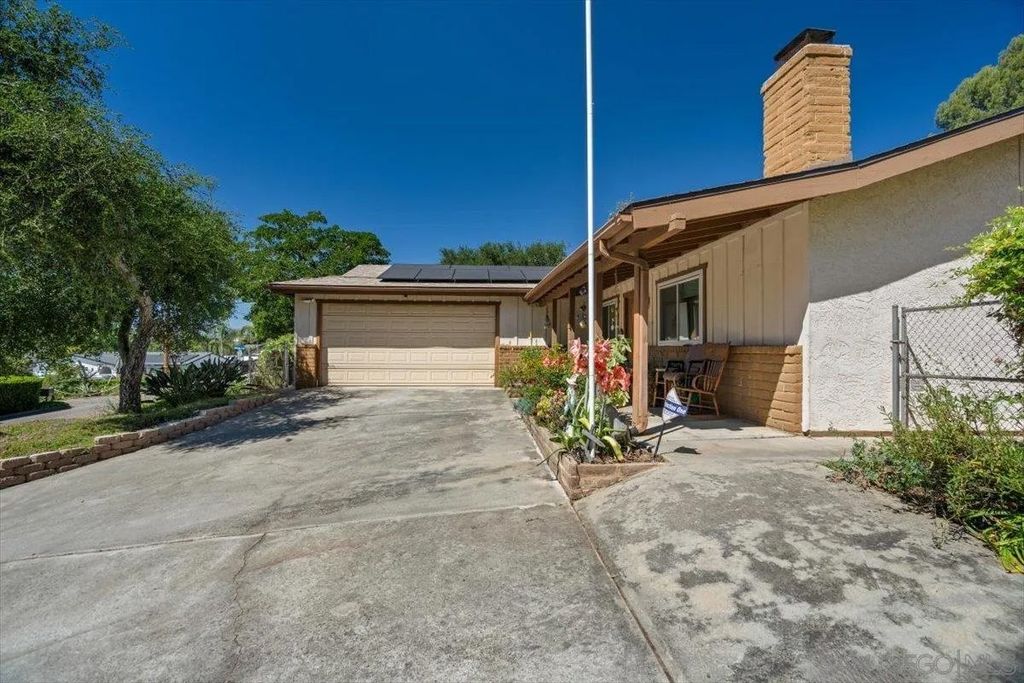 Photo of 951 Beverly Dr, Vista, CA 92084 (MLS # 260007943)