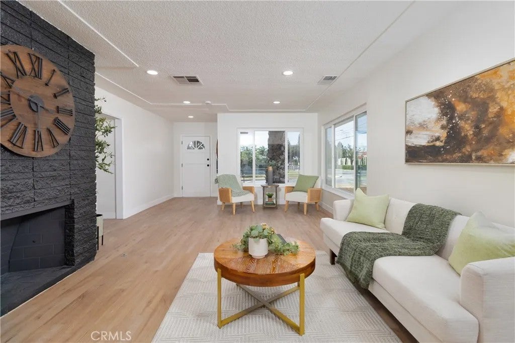 310 E Mariposa