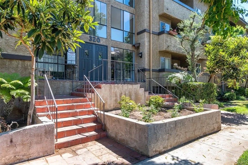 Photo of 320 E Stocker Street #318, Glendale, CA 91207 (MLS # GD25274777)