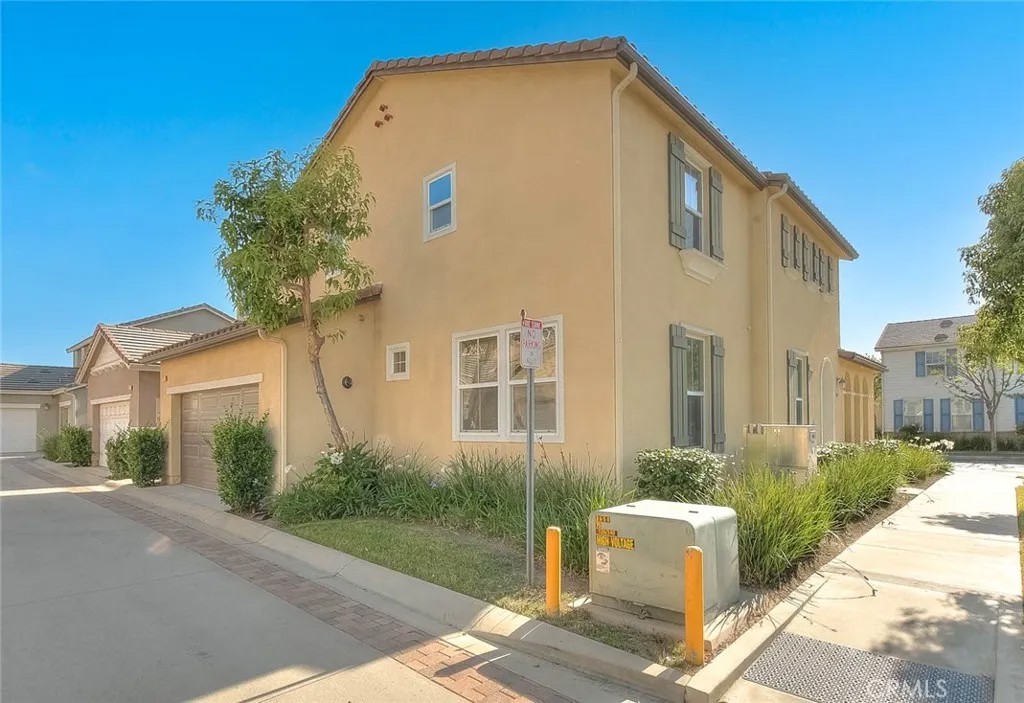 906 N Woodbine