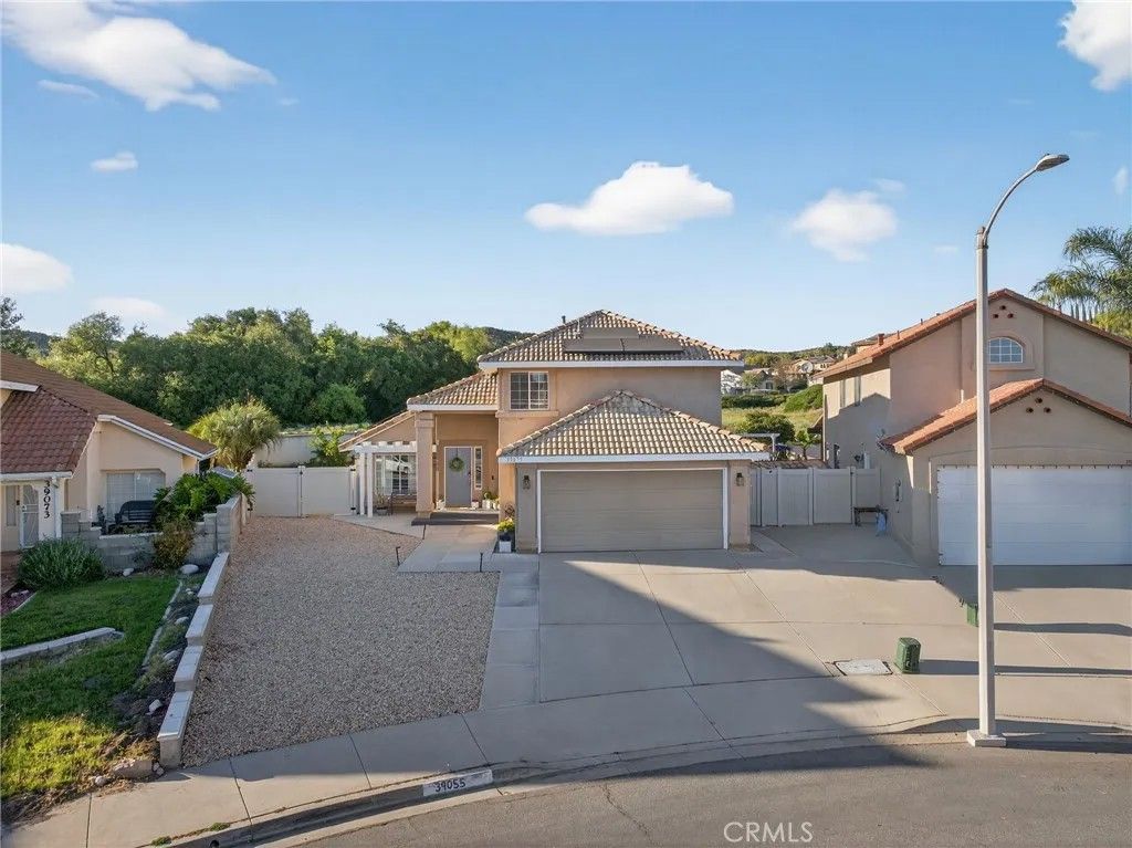 Photo of 39055 Via Las Sintras, Murrieta, CA 92562 (MLS # SW26065632)