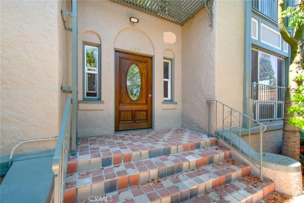 Photo of 251 N Kenmore Avenue #2, Los Angeles, CA 90004 (MLS # SB25248104)