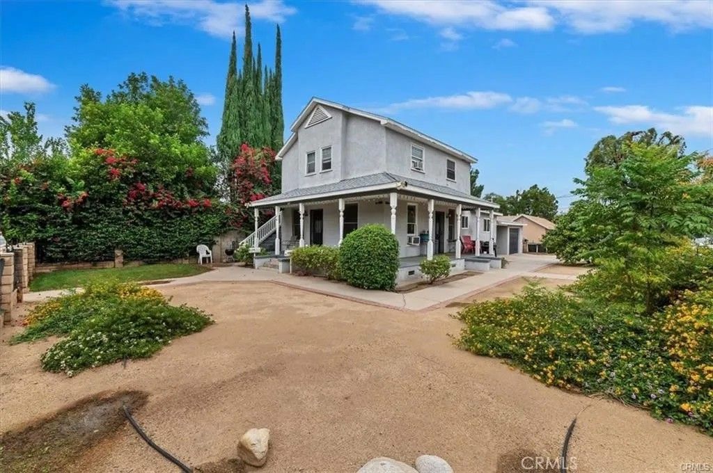 Photo of 323 E Colton Ave, Redlands, CA 92374 (MLS # IV26031319)