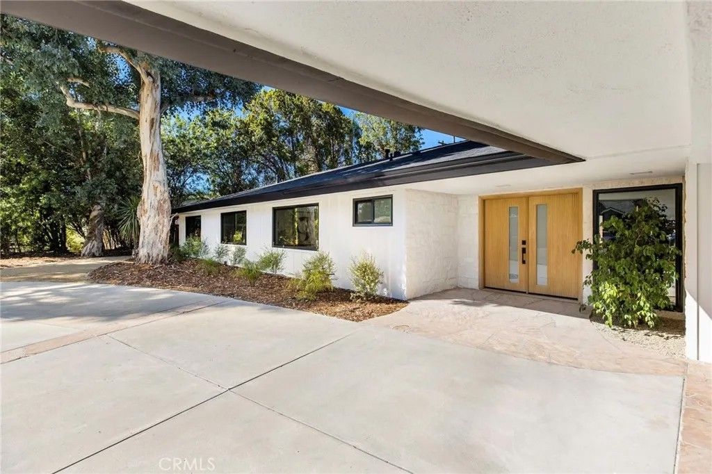 Photo of 17601 McCormick Street, Encino, CA 91316 (MLS # SR25237148)