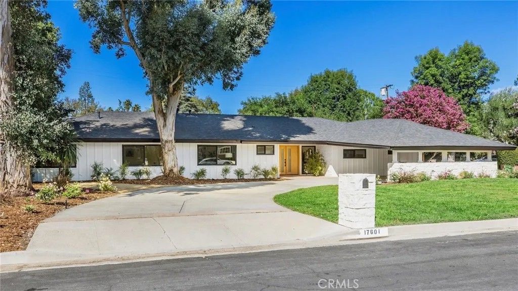 Photo of 17601 McCormick Street, Encino, CA 91316 (MLS # SR25237148)