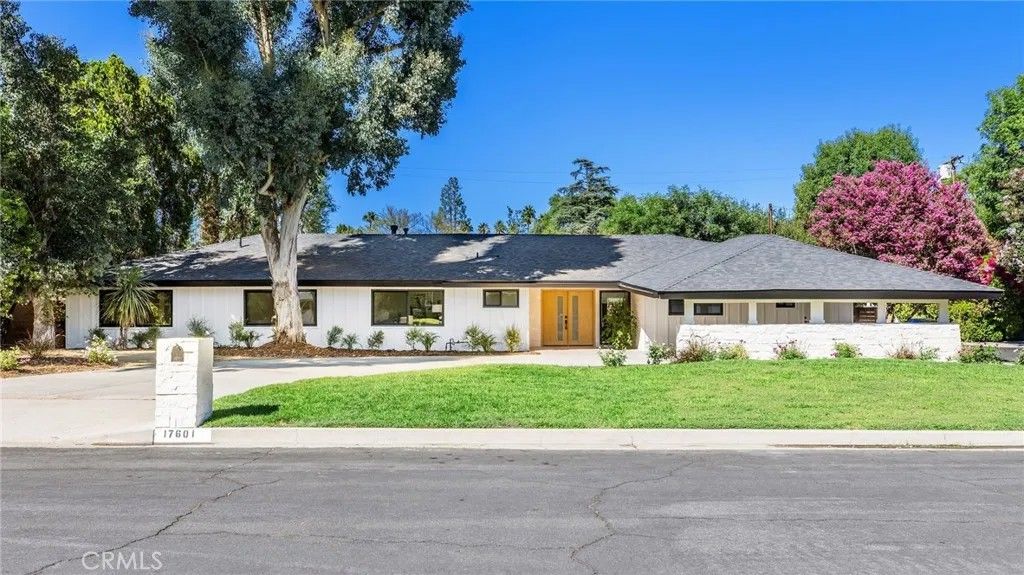 Photo of 17601 McCormick Street, Encino, CA 91316 (MLS # SR25237148)