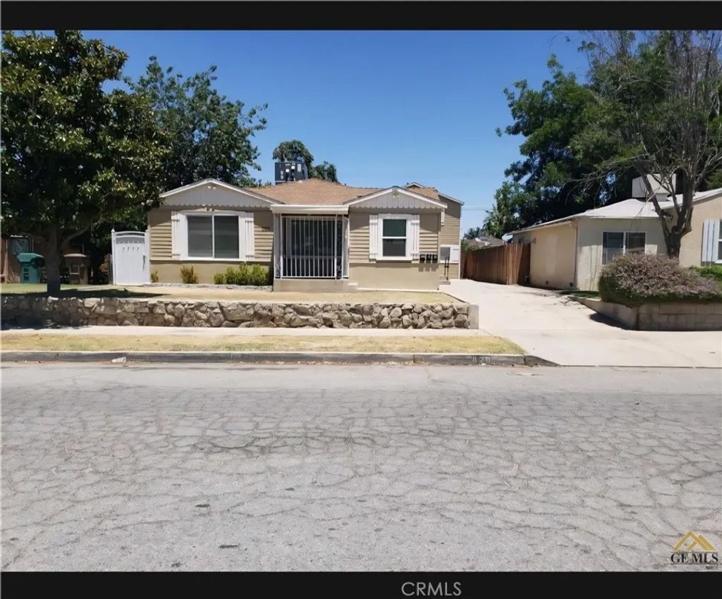 Photo of 820 Woodrow Ave, Bakersfield, CA 93308 (MLS # SR25281370)