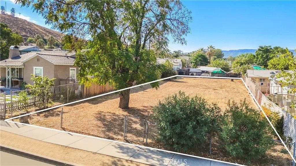 Photo of 132 E Peck St, Lake Elsinore, CA 92530 (MLS # CV26005398)