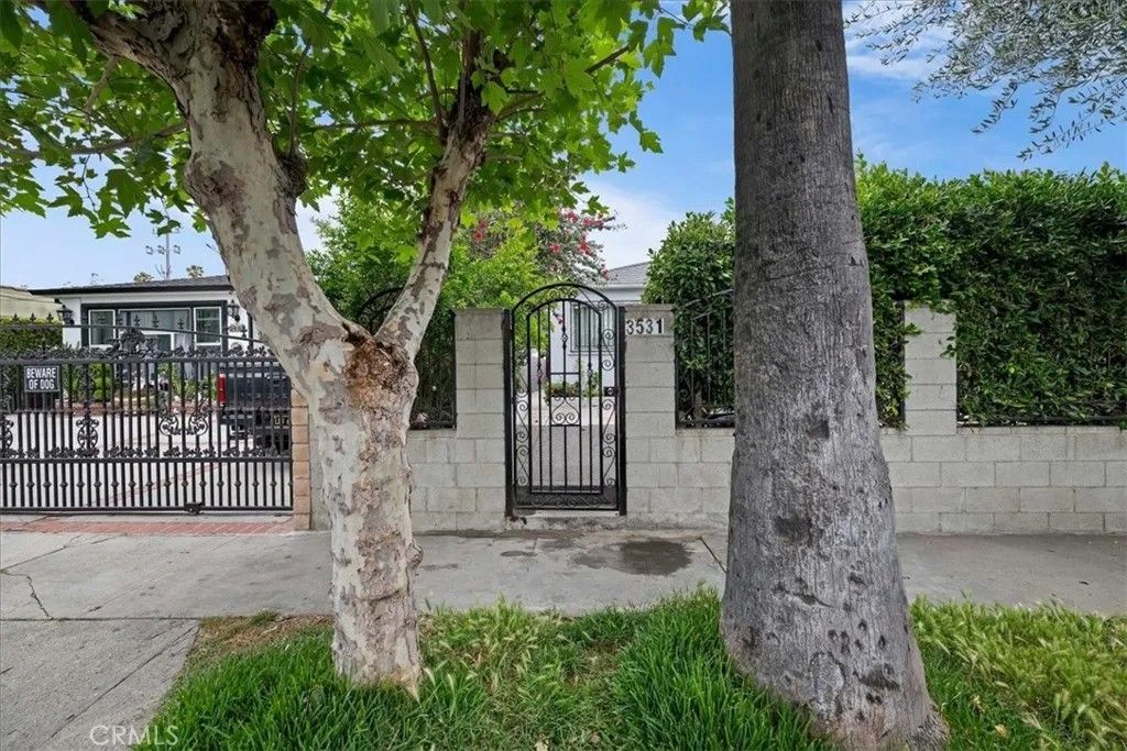 Photo of 3529 10th Avenue, Los Angeles, CA 90018 (MLS # OC26104217)