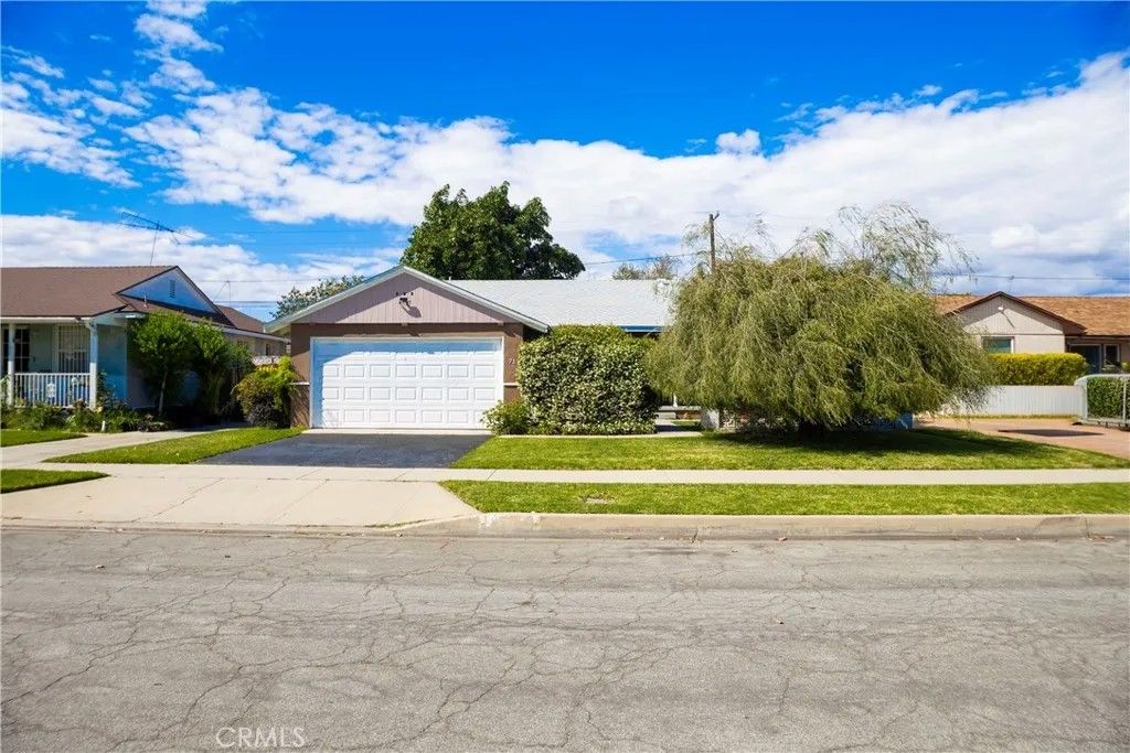 Photo of 71 W Dameron St, Long Beach, CA 90805 (MLS # DW26085556)