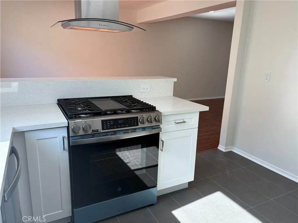 Photo of 18550 Hatteras Street #86, Tarzana, CA 91356 (MLS # SR26021767)