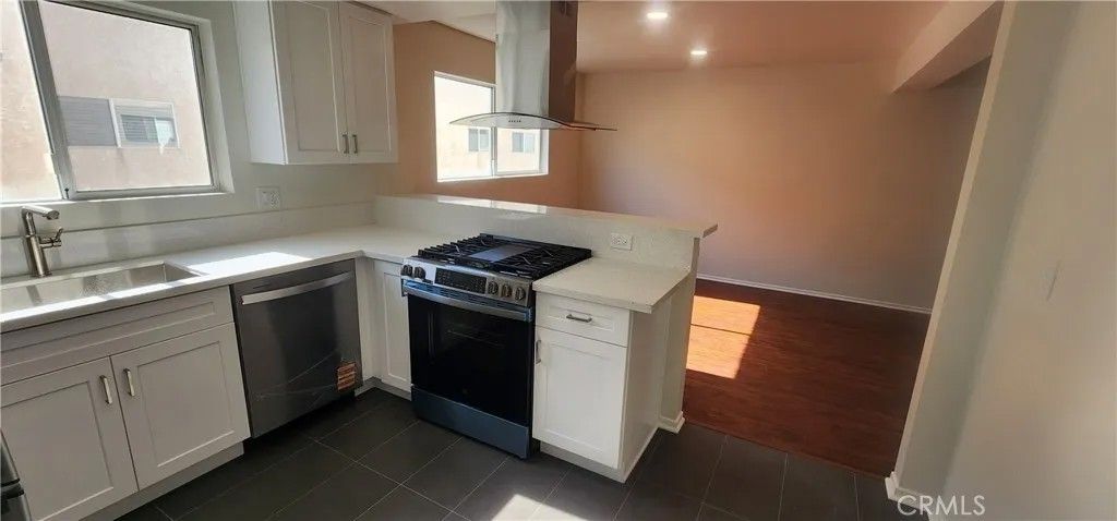 Photo of 18550 Hatteras Street #86, Tarzana, CA 91356 (MLS # SR26021767)