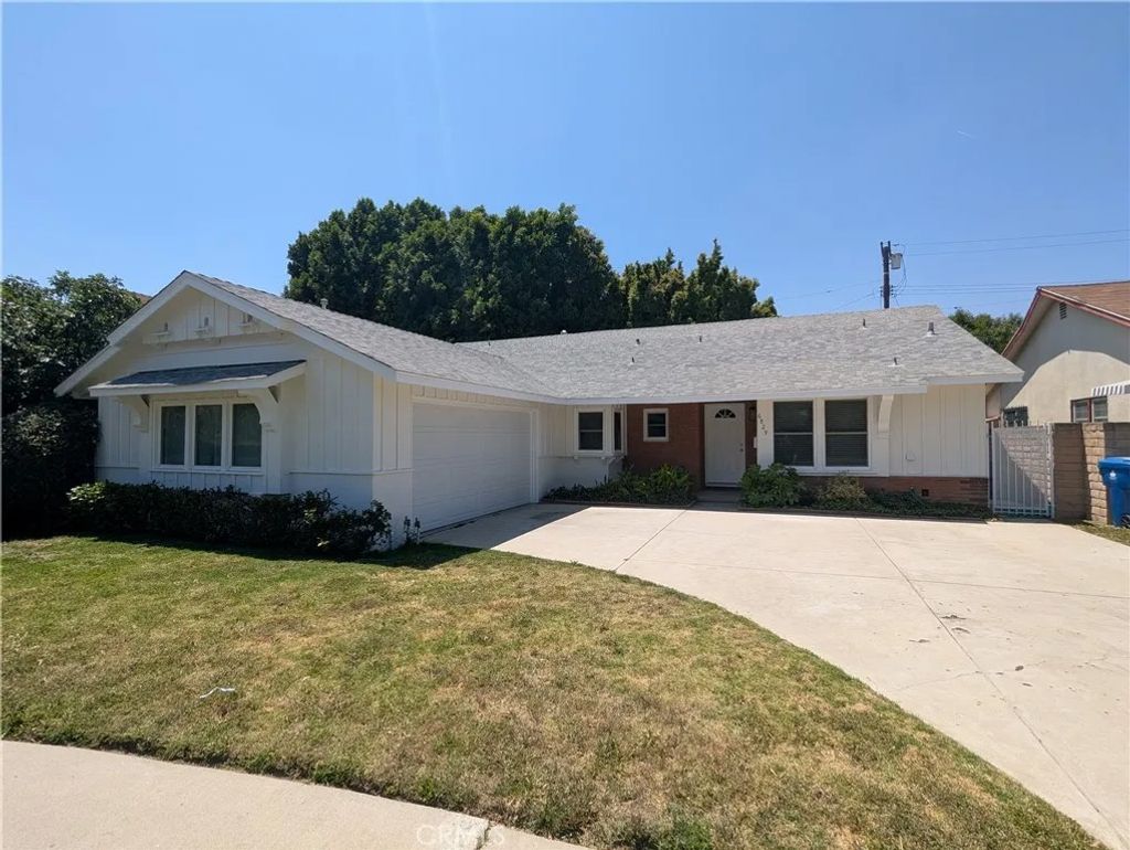 Photo of 6829 Mclennan AVE, Van Nuys, CA 91406 (MLS # SR26103766)