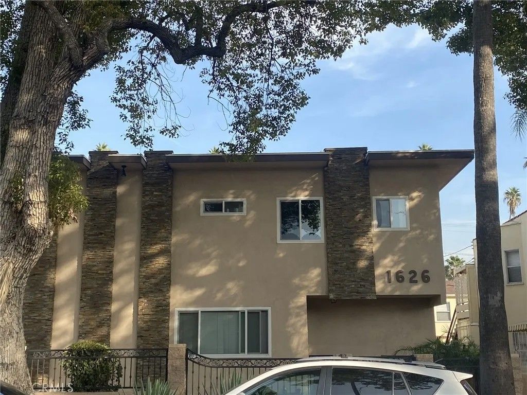 Photo of 1626 N Kingsley Dr #6, Los Angeles, CA 90027 (MLS # RS26064059)