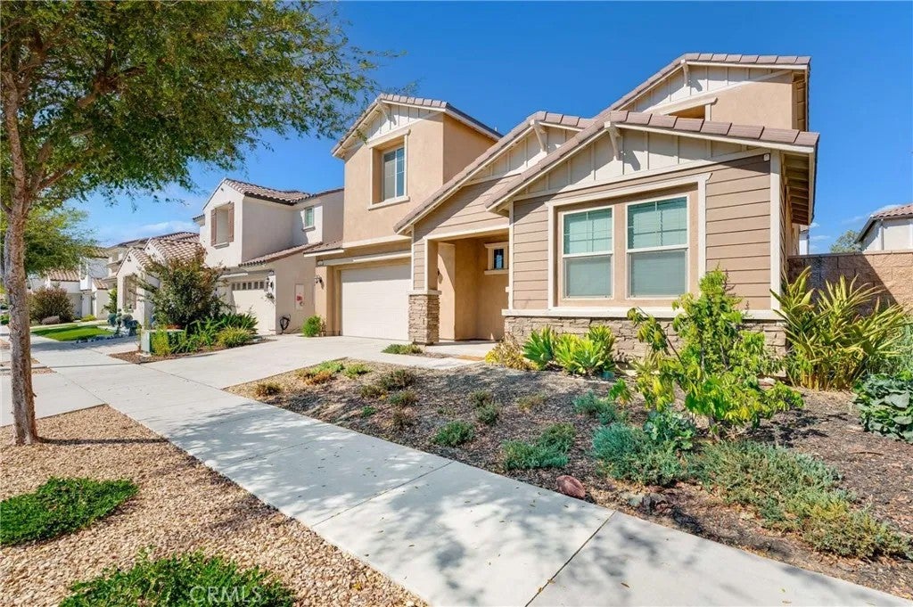 3447 E Sumac