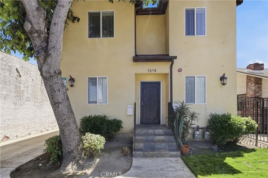 1614 W 39th Place