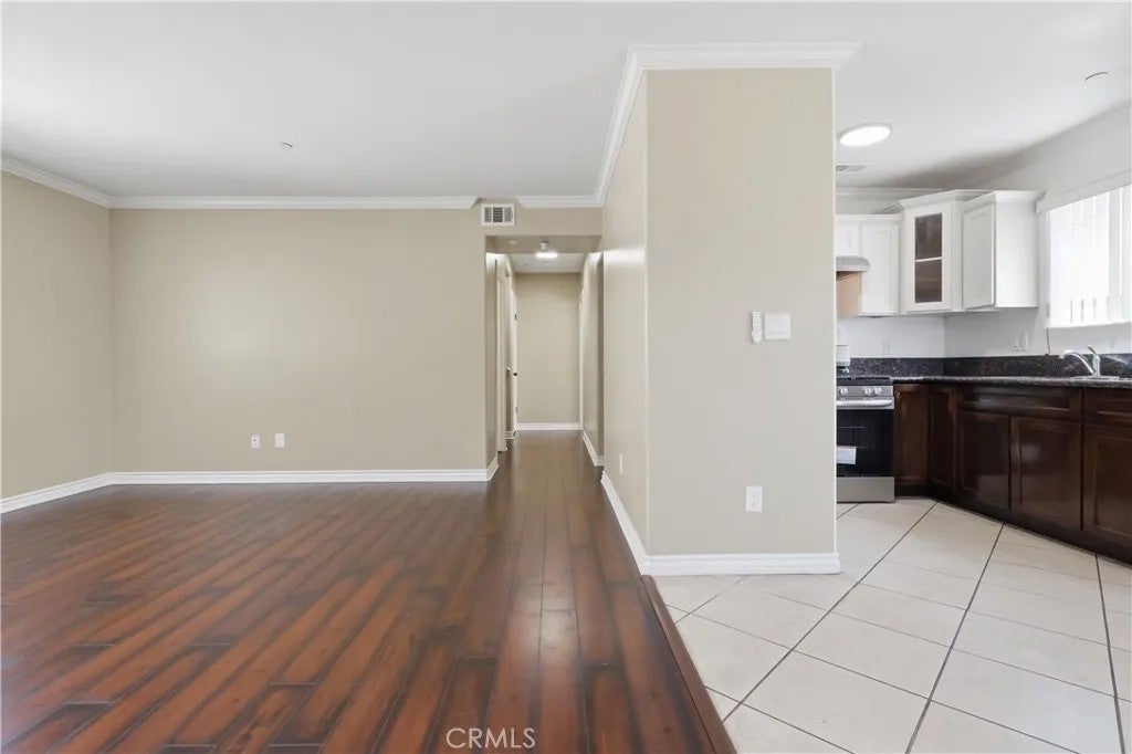 1614 W 39th Place