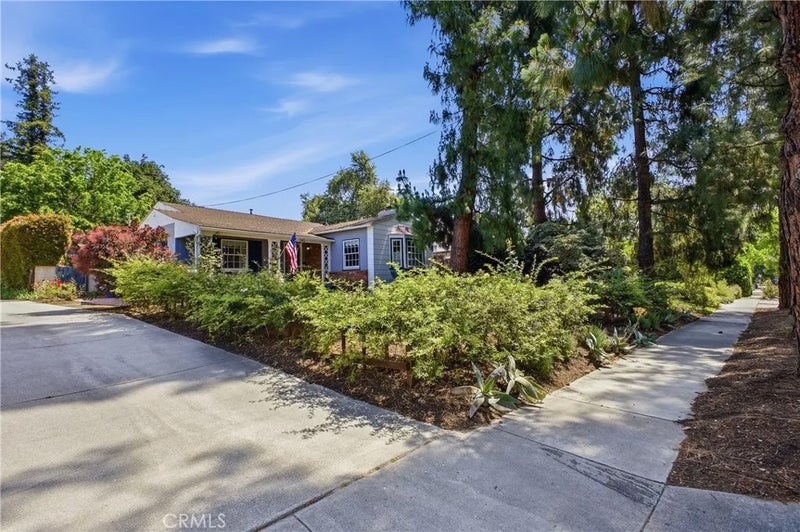 541 E Woodbury