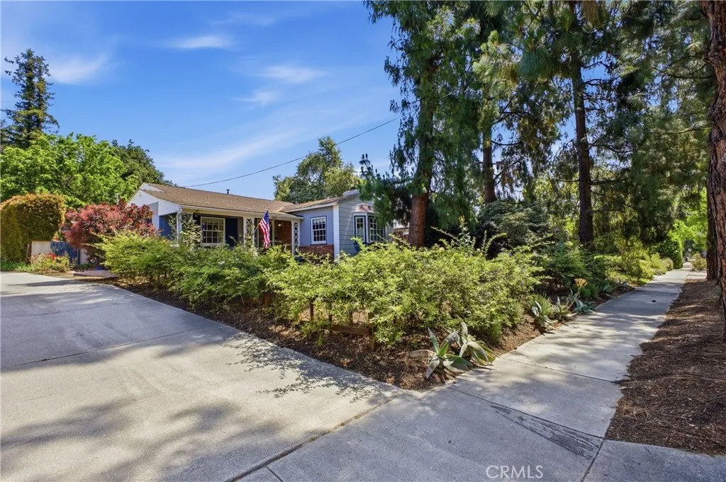 541 E Woodbury