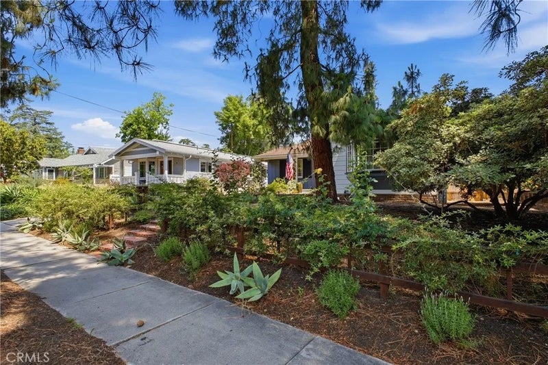 541 E Woodbury