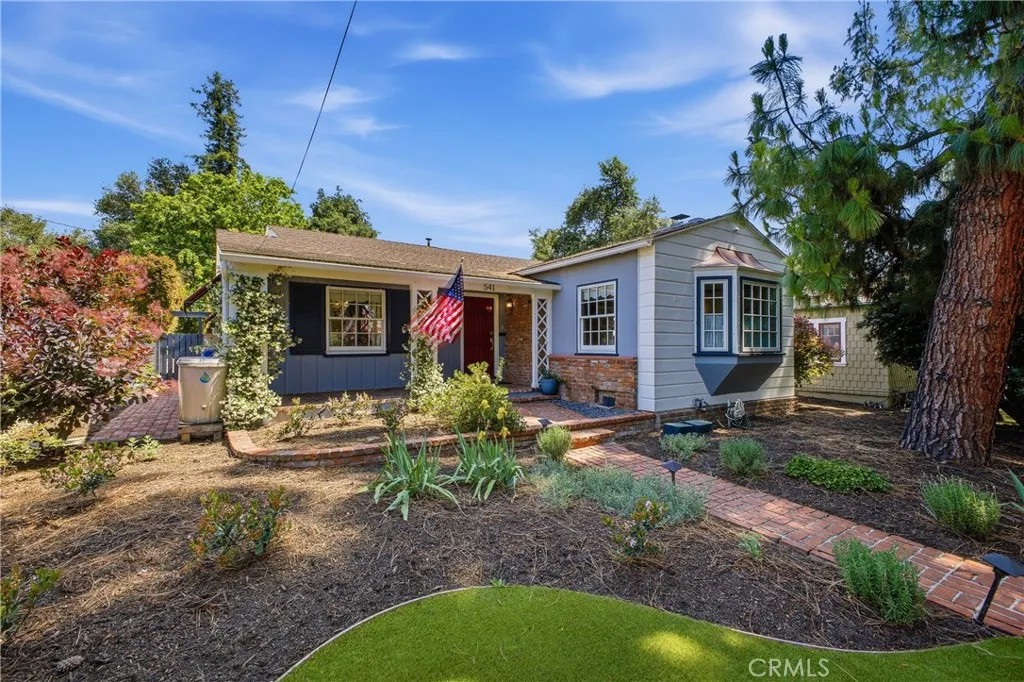 541 E Woodbury
