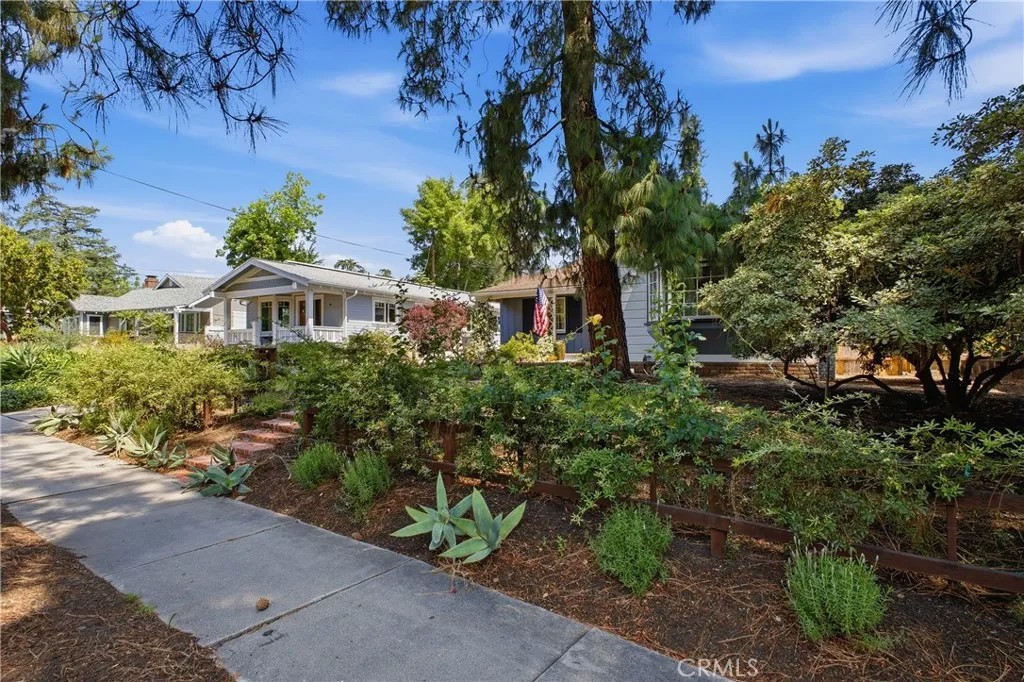 541 E Woodbury