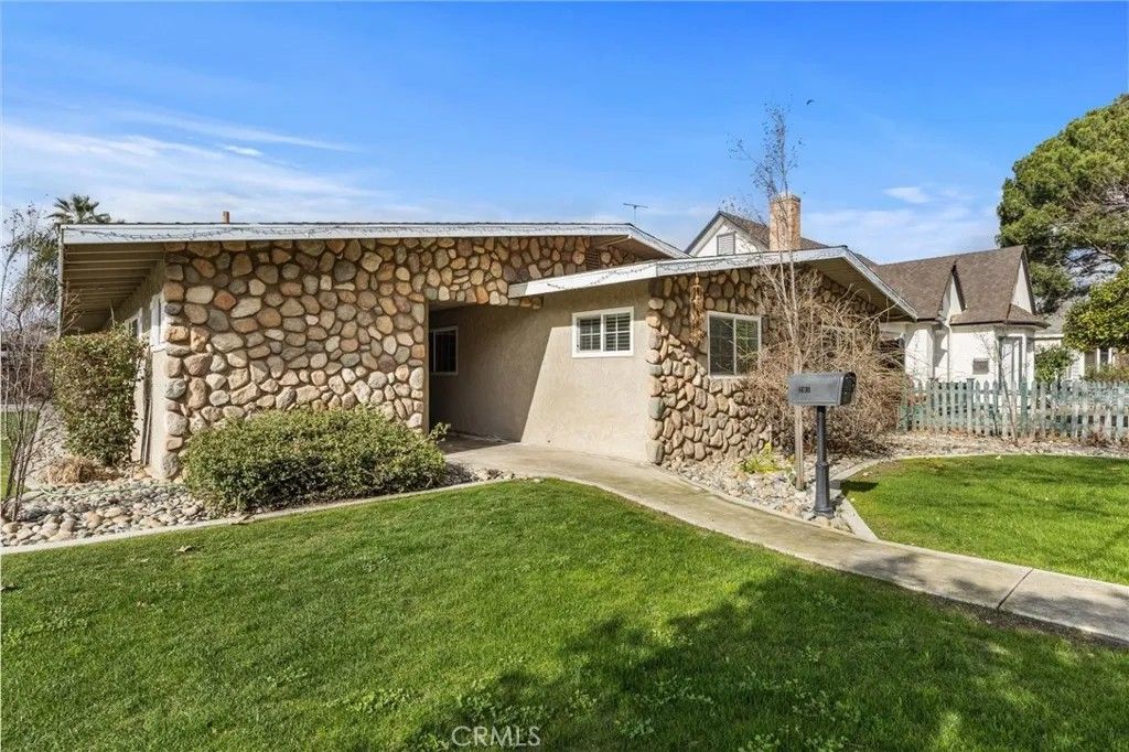 Photo of 201 Oleander Ave, Bakersfield, CA 93304 (MLS # SR26007966)