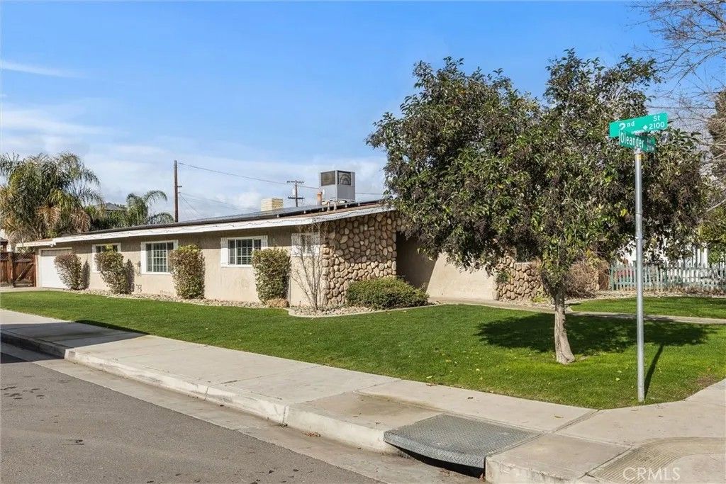 Photo of 201 Oleander Ave, Bakersfield, CA 93304 (MLS # SR26007966)