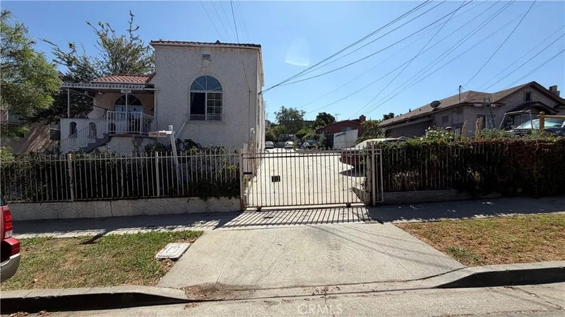 962 N Ditman