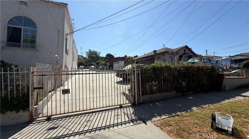 962 N Ditman