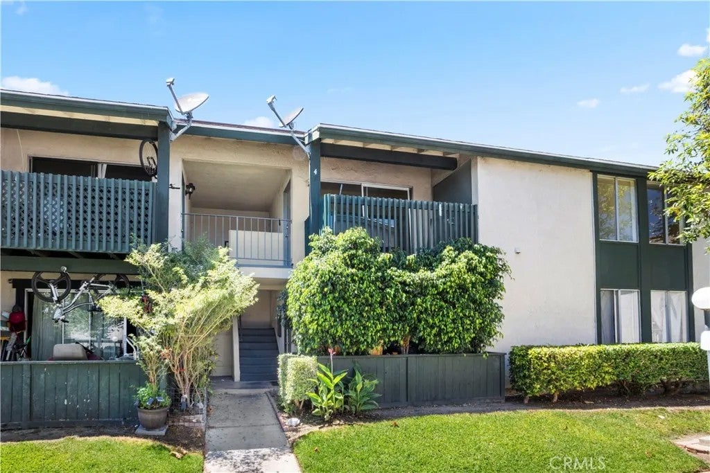 Photo of 23276 Orange Avenue #4, Lake Forest, CA 92630 (MLS # OC26144857)