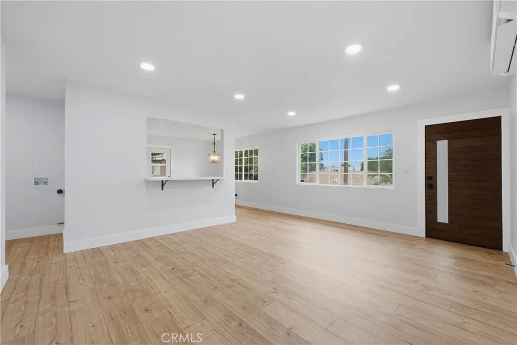 Photo of 623 S Mistletoe Avenue, San Jacinto, CA 92583 (MLS # PW26182354)