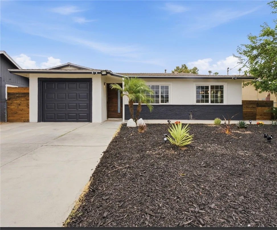 Photo of 623 S Mistletoe Avenue, San Jacinto, CA 92583 (MLS # PW26182354)