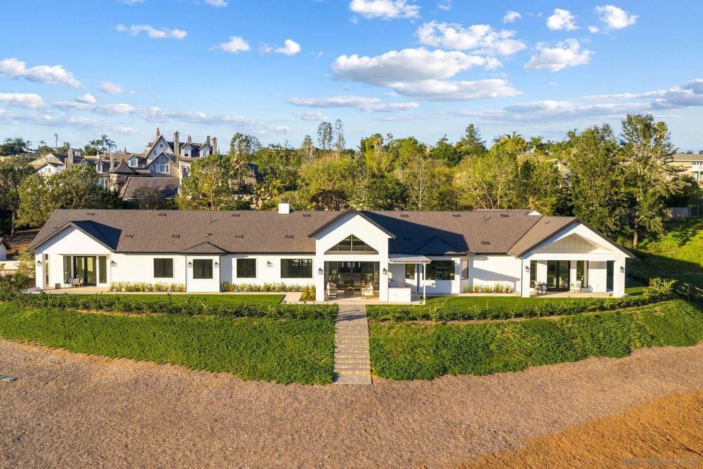 Photo of 5120 Creek Oak Dr, Fallbrook, CA 92028 (MLS # 250040178)