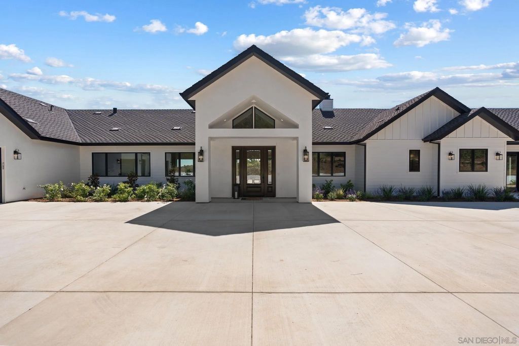 Photo of 5120 Creek Oak Dr, Fallbrook, CA 92028 (MLS # 250040178)
