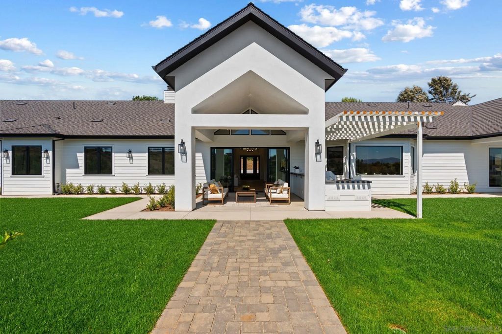 Photo of 5120 Creek Oak Dr, Fallbrook, CA 92028 (MLS # 250040178)