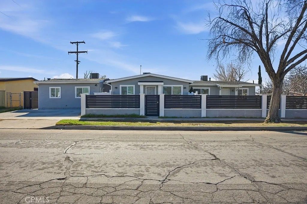 Photo of 552 W Avenue H8, Lancaster, CA 93534 (MLS # SR26013872)