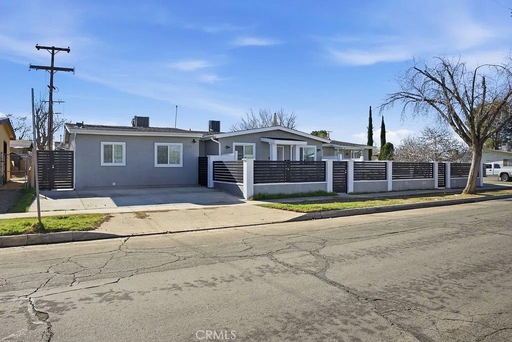 Photo of 552 W Avenue H8, Lancaster, CA 93534 (MLS # SR26013872)