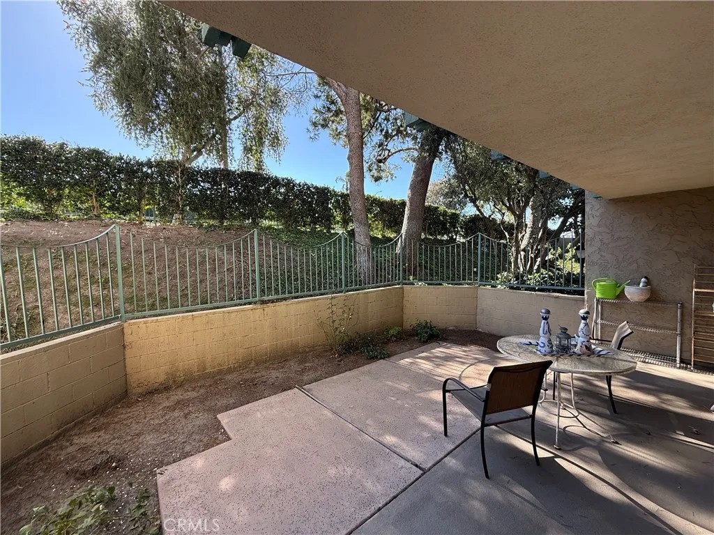 576 N Bellflower