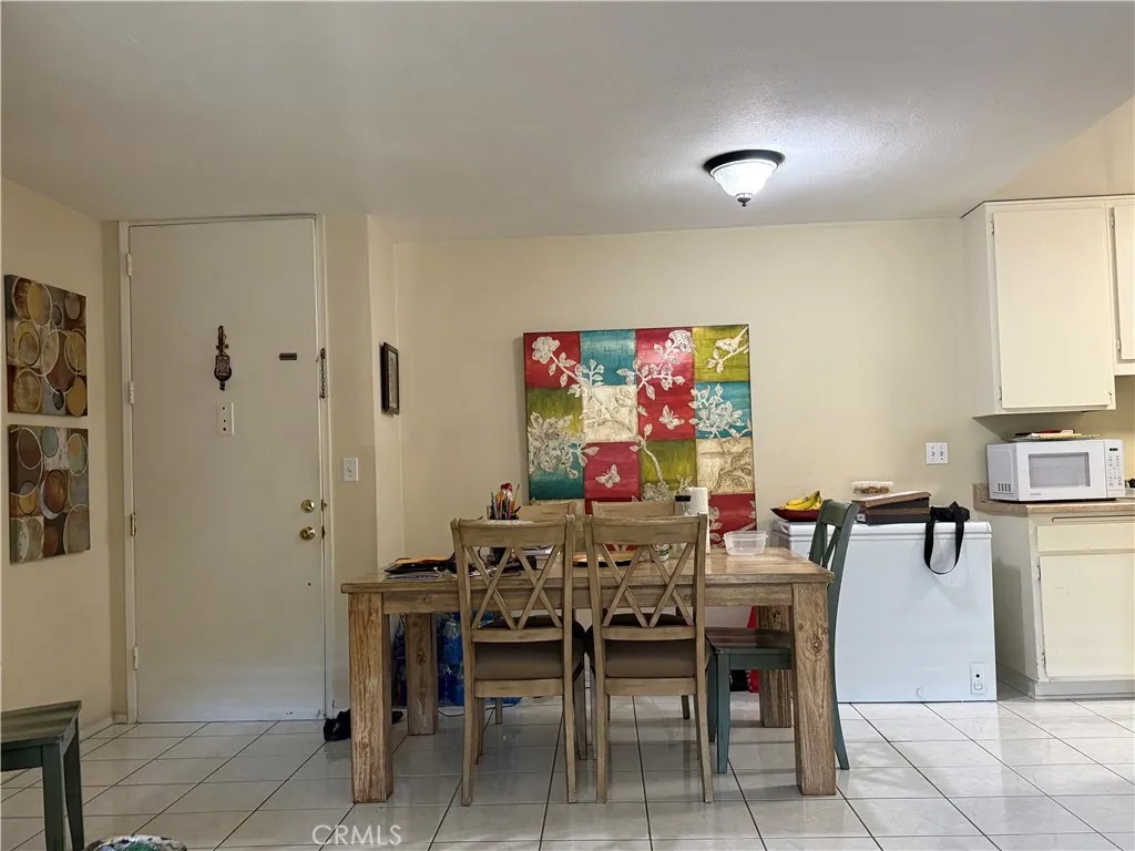 576 N Bellflower