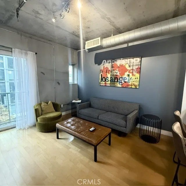 645 W 9th 425