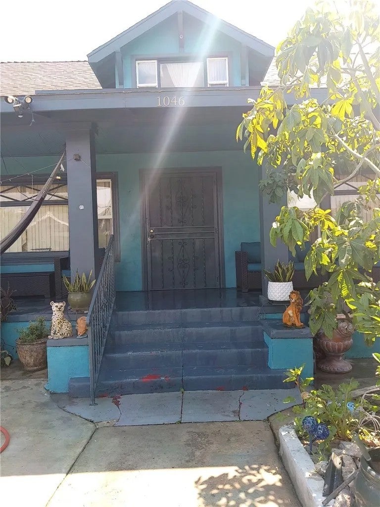 1046 W 49th