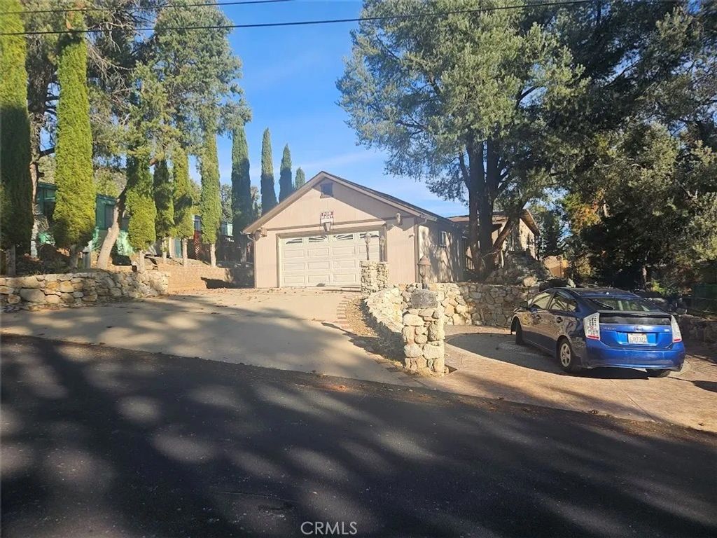 Photo of 2808 Yukon Way, Pine Mountain Club, CA 93222 (MLS # SR26017209)