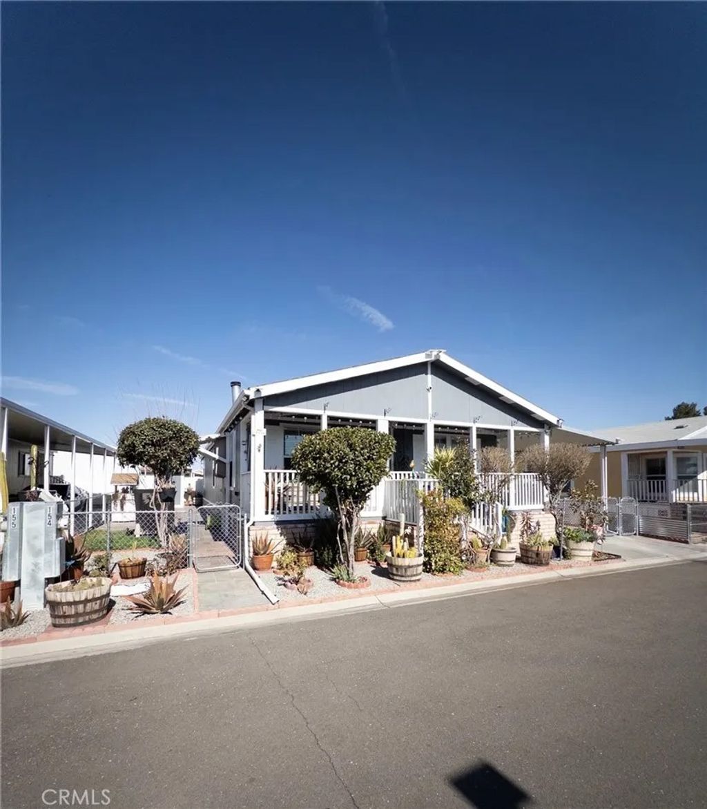 Photo of 20843 Waalew Rd, Apple Valley, CA 92307 (MLS # SR26027049)