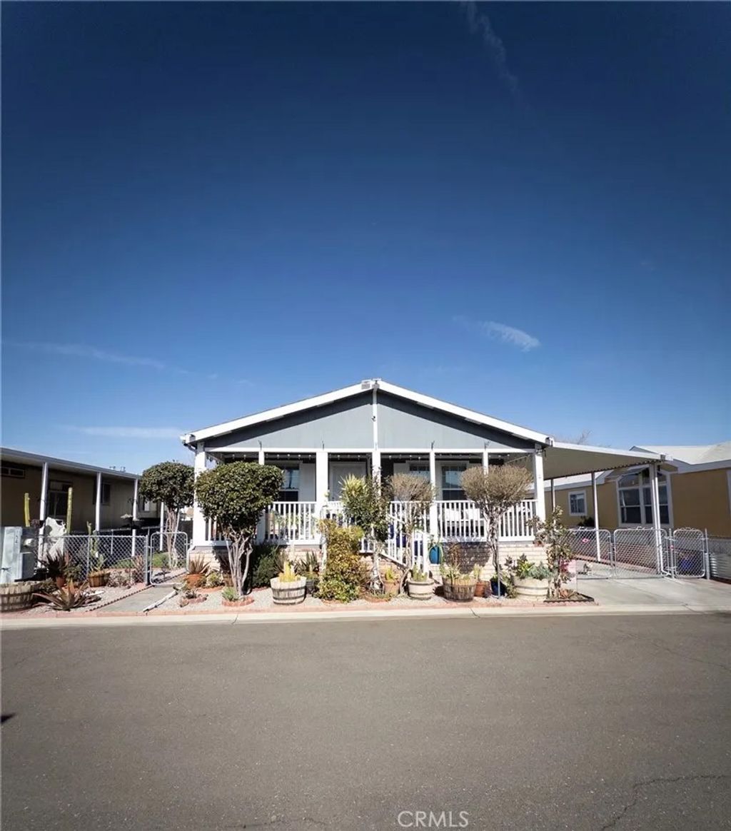 Photo of 20843 Waalew Rd, Apple Valley, CA 92307 (MLS # SR26027049)